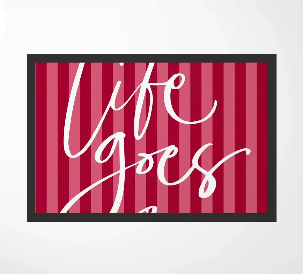 Citazione positiva con design a strisce rosa e rosse zerbino da The Art Club