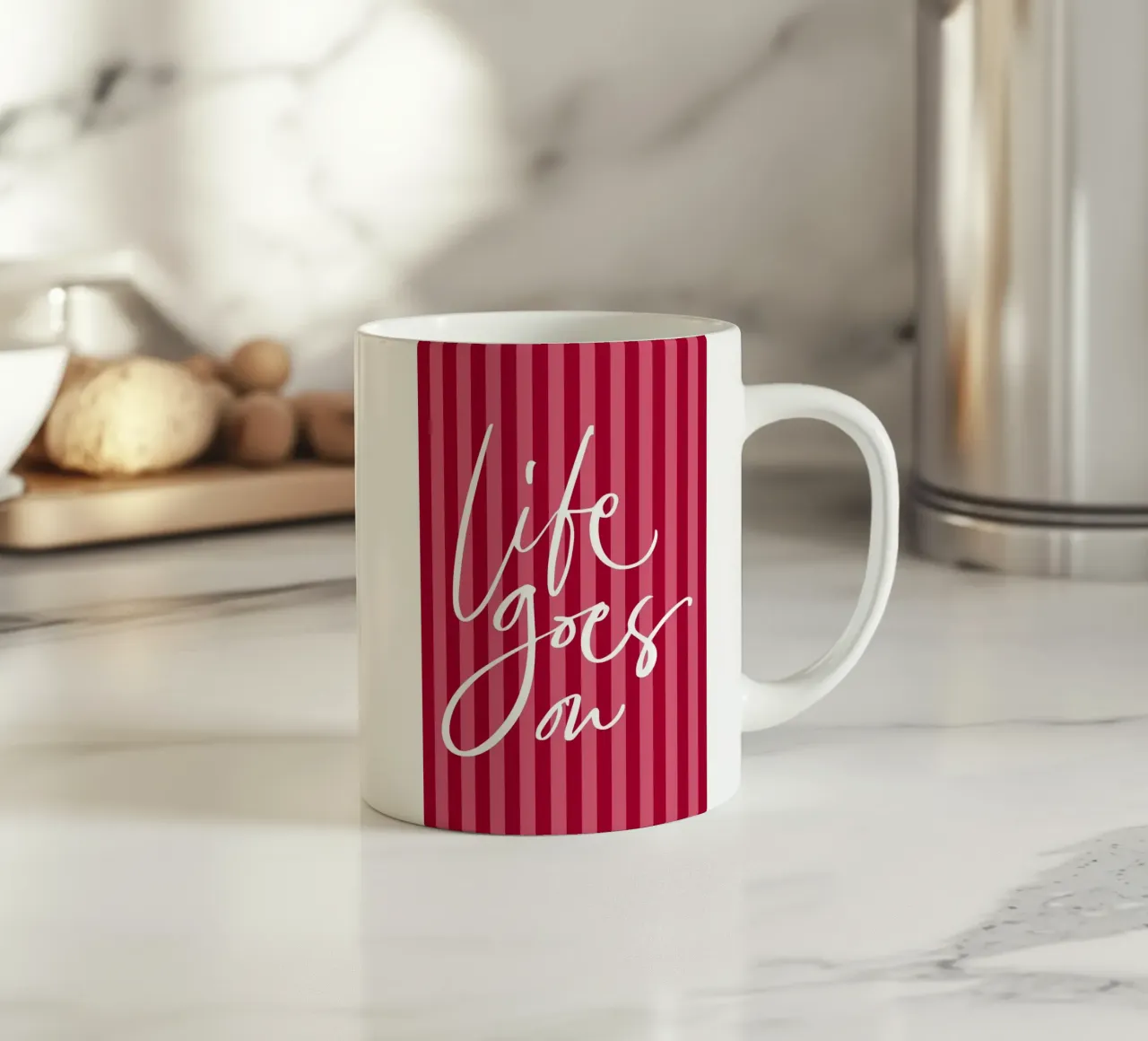 Citazione positiva con design a strisce rosa e rosse tazza in ceramica da The Art Club