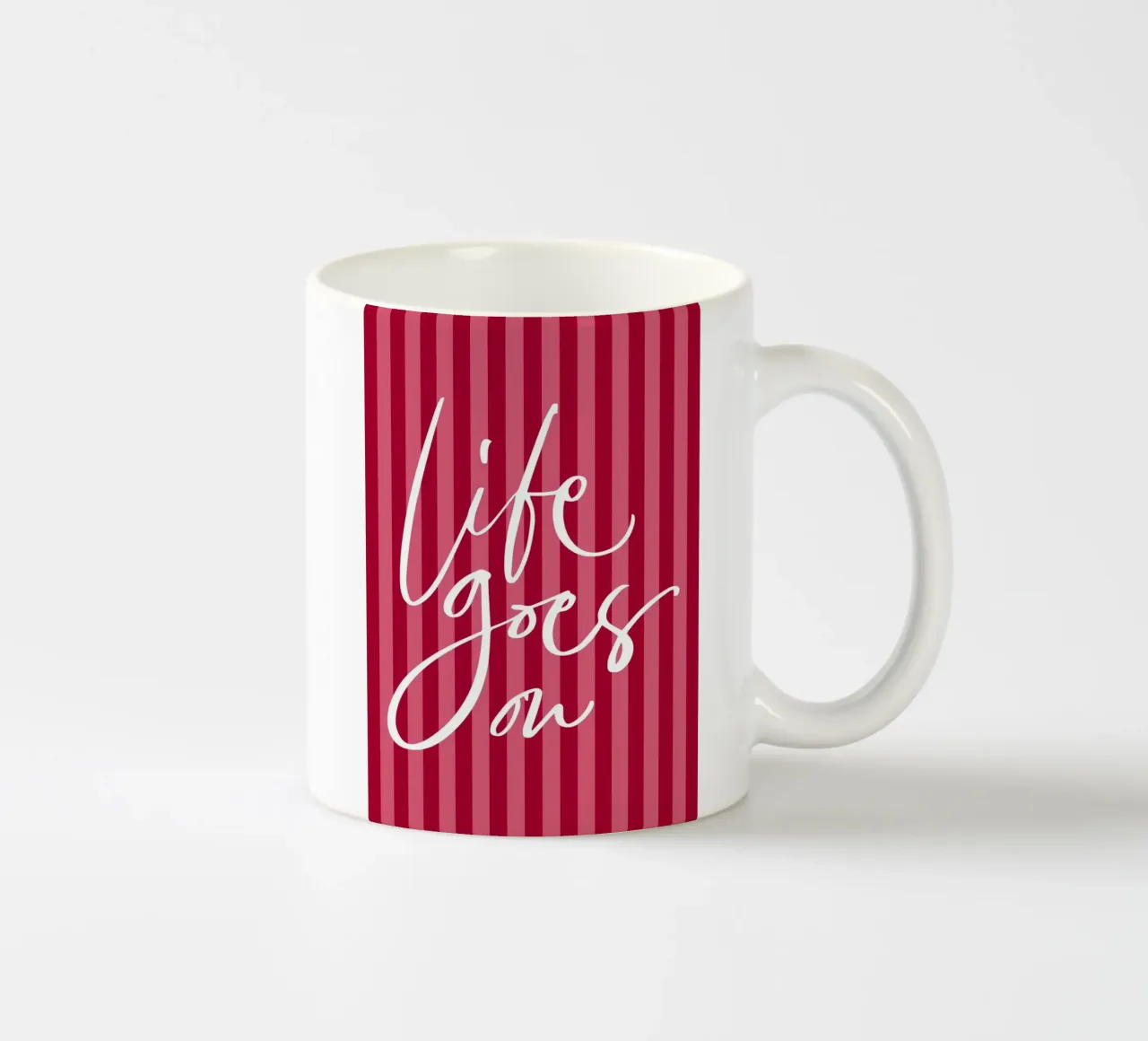 Citazione positiva con design a strisce rosa e rosse tazza in ceramica da The Art Club