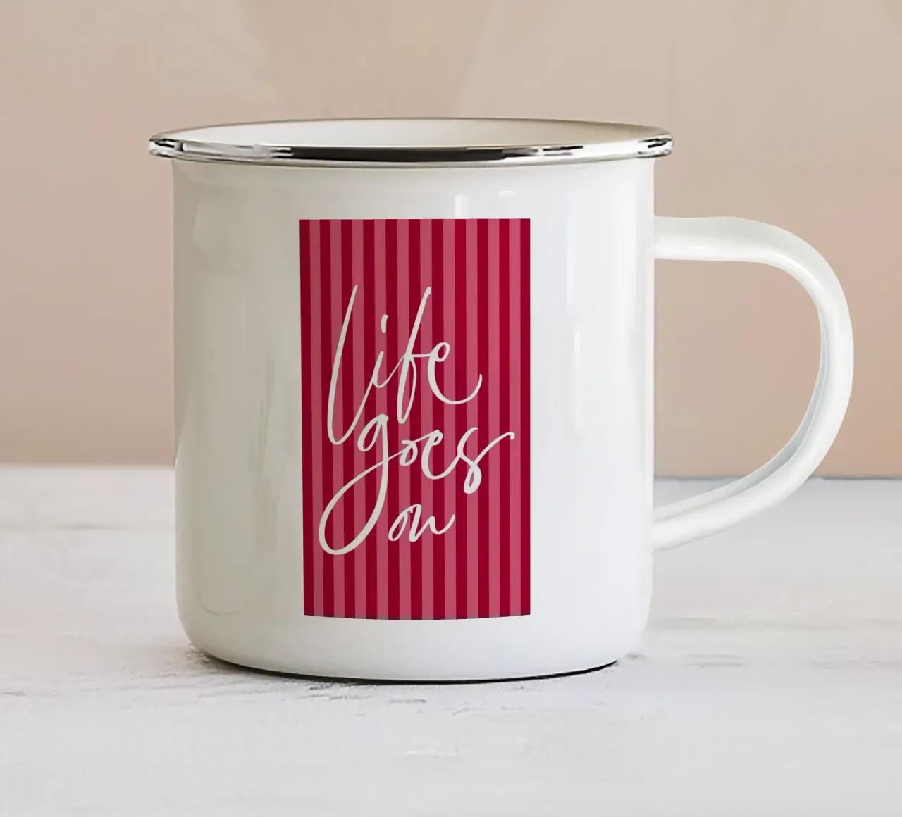 Citazione positiva con design a strisce rosa e rosse tazza in smalto da The Art Club