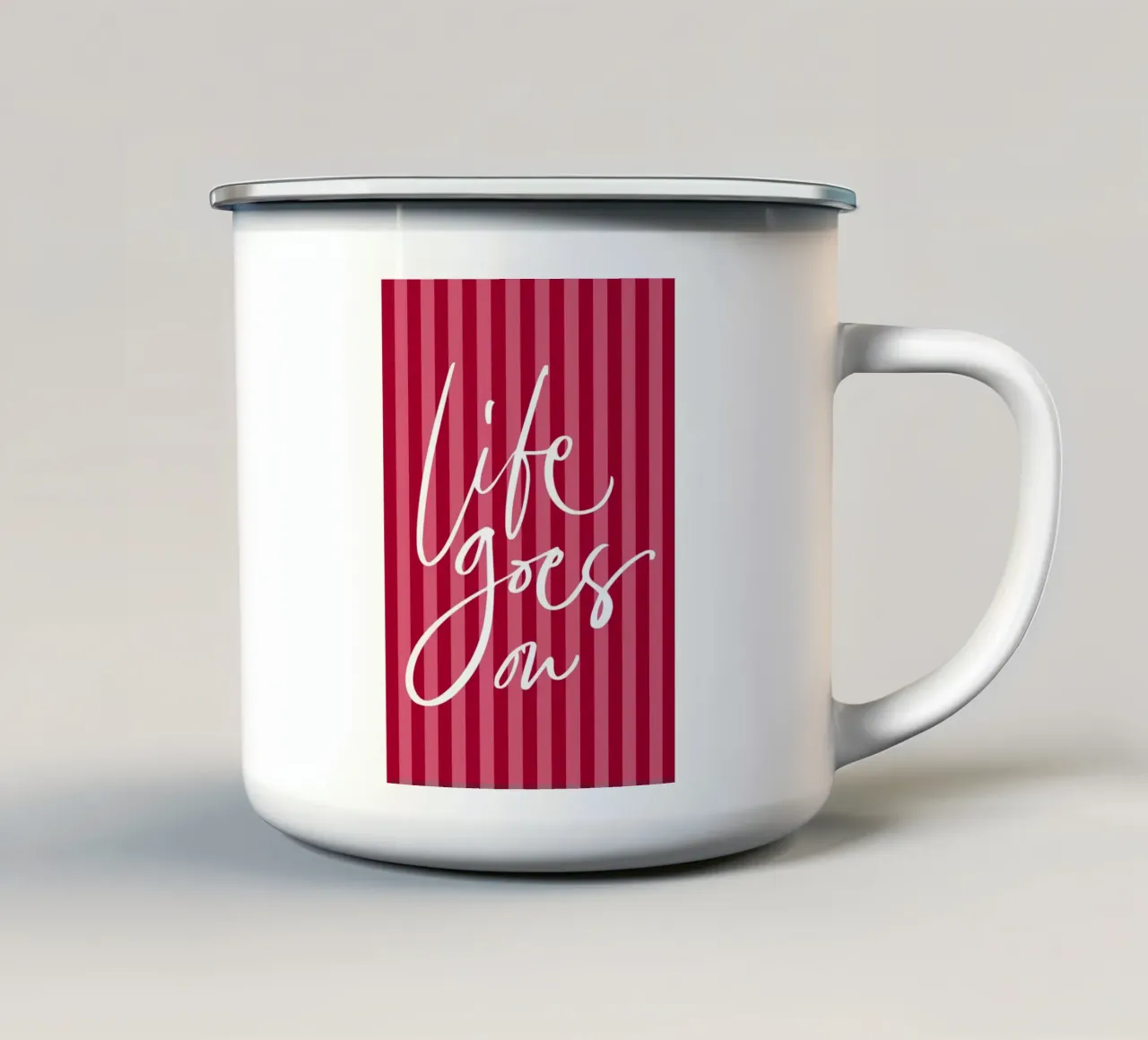 Citazione positiva con design a strisce rosa e rosse tazza in smalto da The Art Club