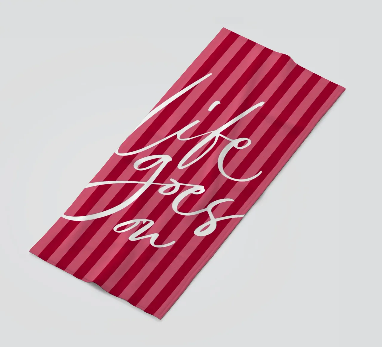 Citazione positiva con design a strisce rosa e rosse telo mare da The Art Club