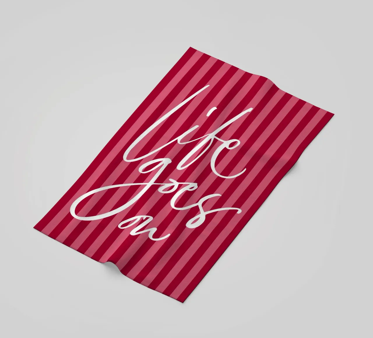 Citazione positiva con design a strisce rosa e rosse telo mare da The Art Club