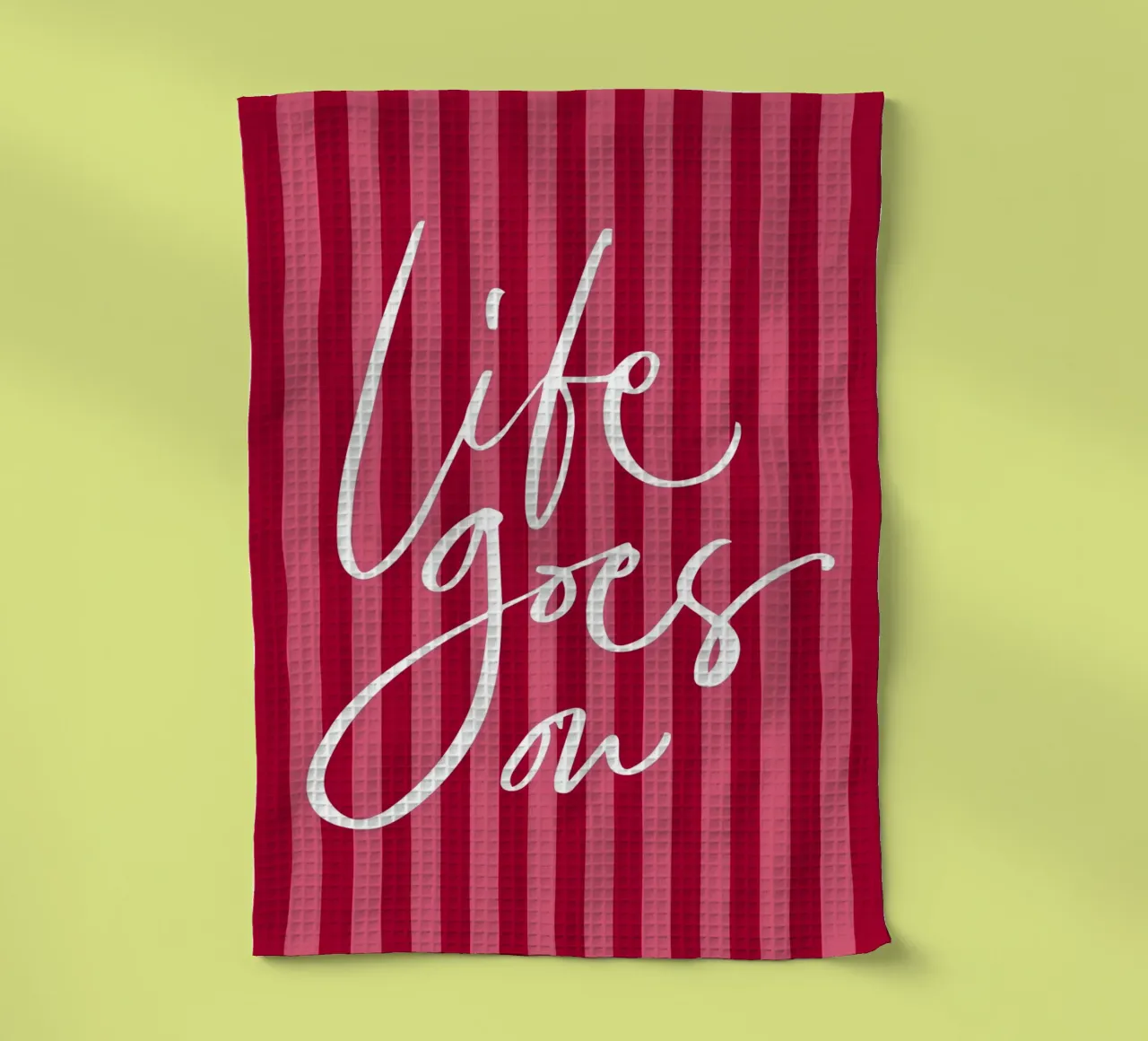 Citazione positiva con design a strisce rosa e rosse canovaccio da cucina da The Art Club