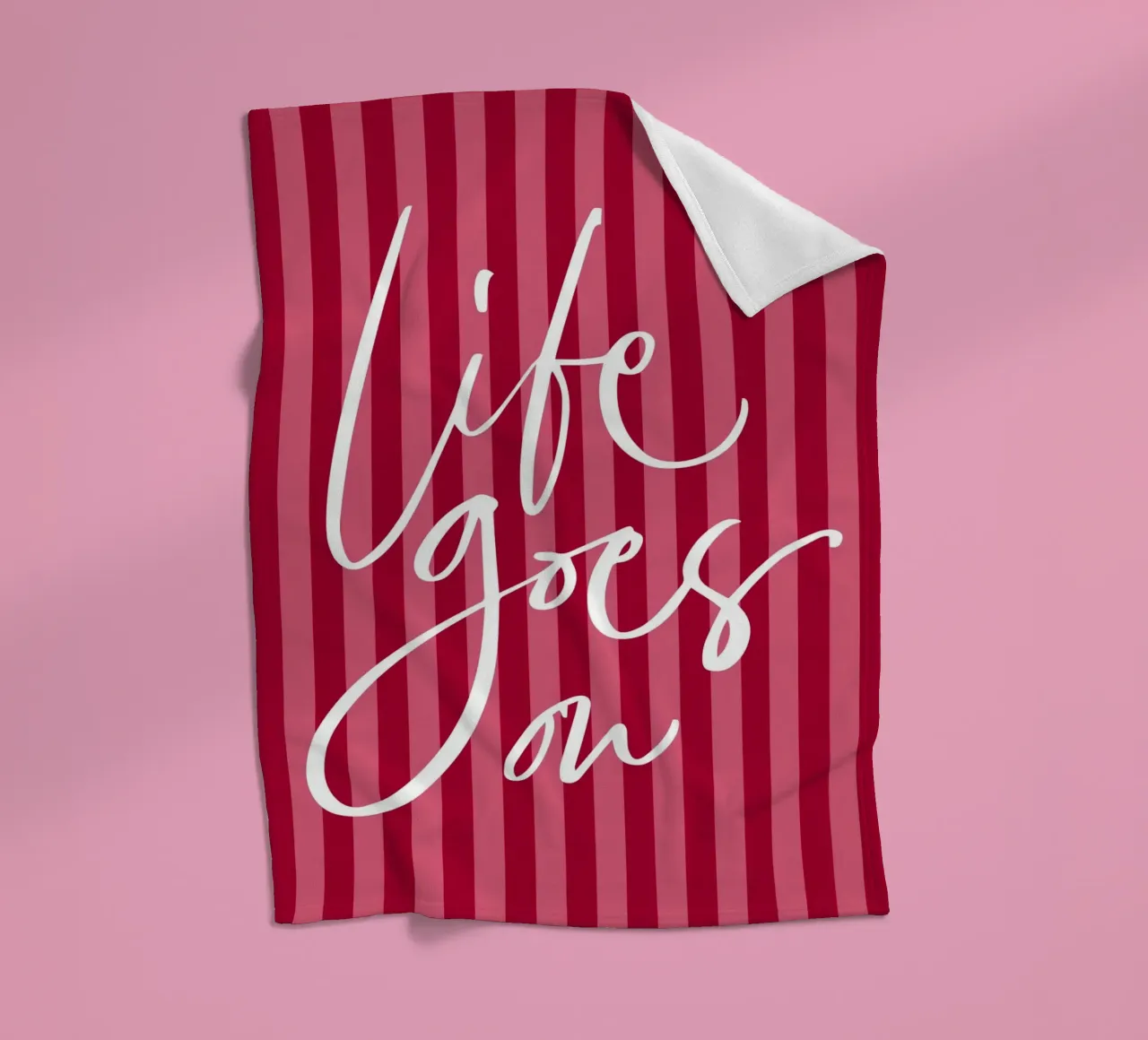 Citazione positiva con design a strisce rosa e rosse coperta in pile da The Art Club