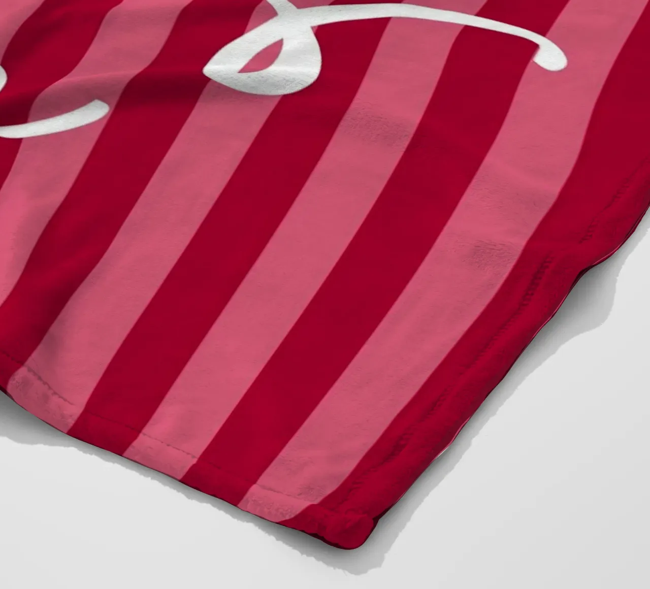 Citazione positiva con design a strisce rosa e rosse coperta in pile da The Art Club