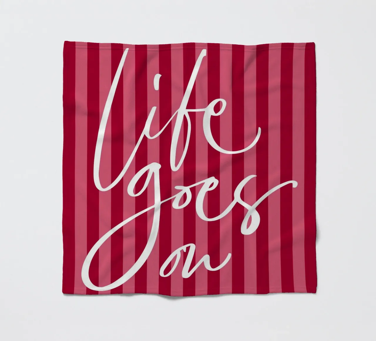 Citazione positiva con design a strisce rosa e rosse coperta in pile da The Art Club