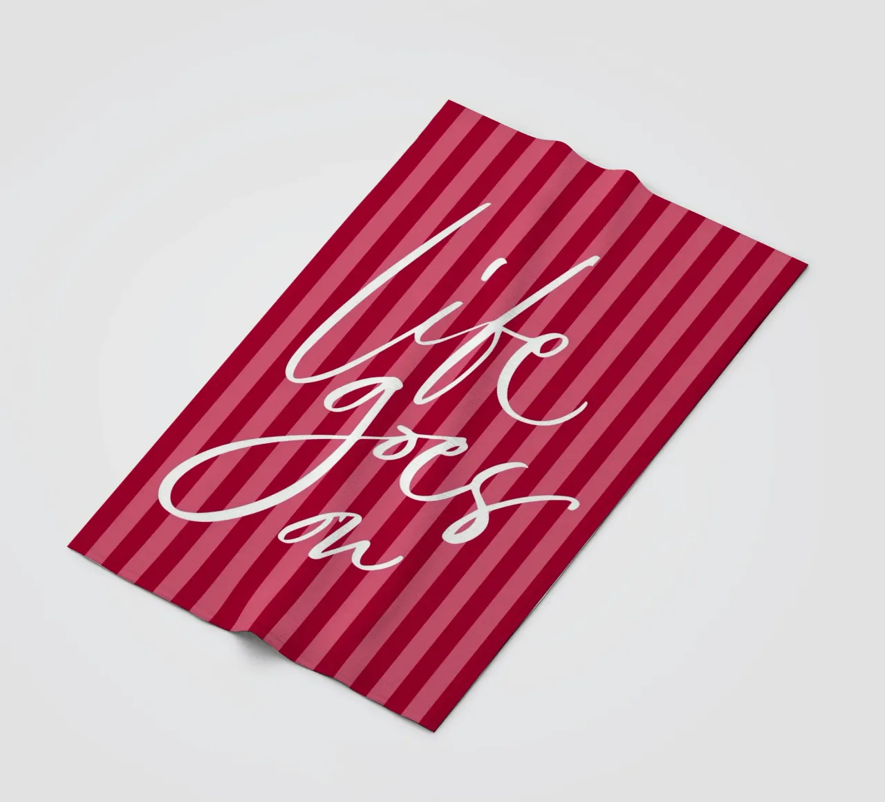 Citazione positiva con design a strisce rosa e rosse coperta in pile da The Art Club