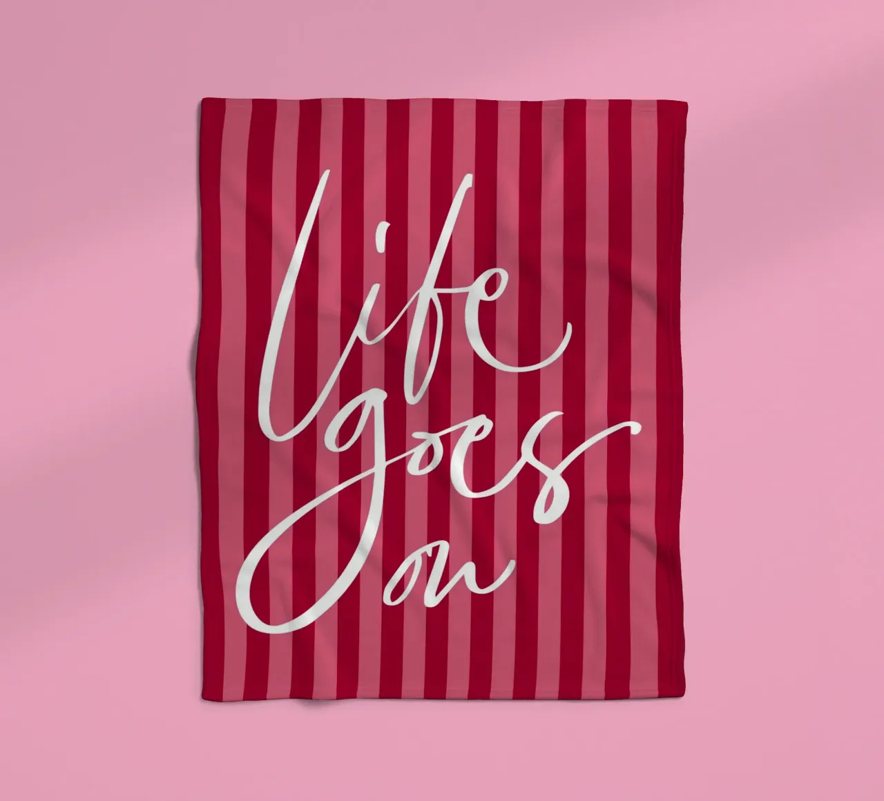 Citazione positiva con design a strisce rosa e rosse coperta in pile da The Art Club