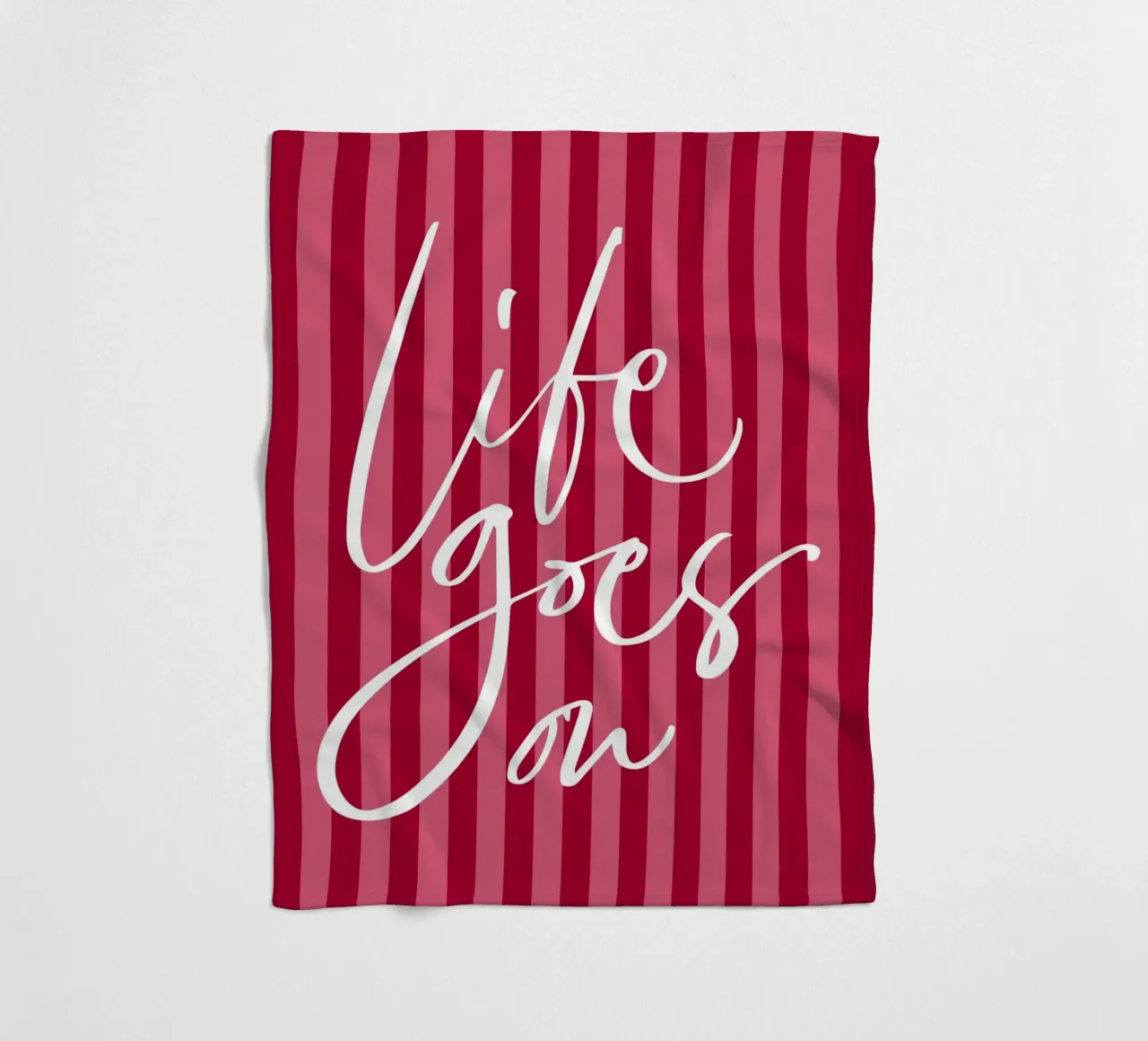 Citazione positiva con design a strisce rosa e rosse coperta in pile da The Art Club