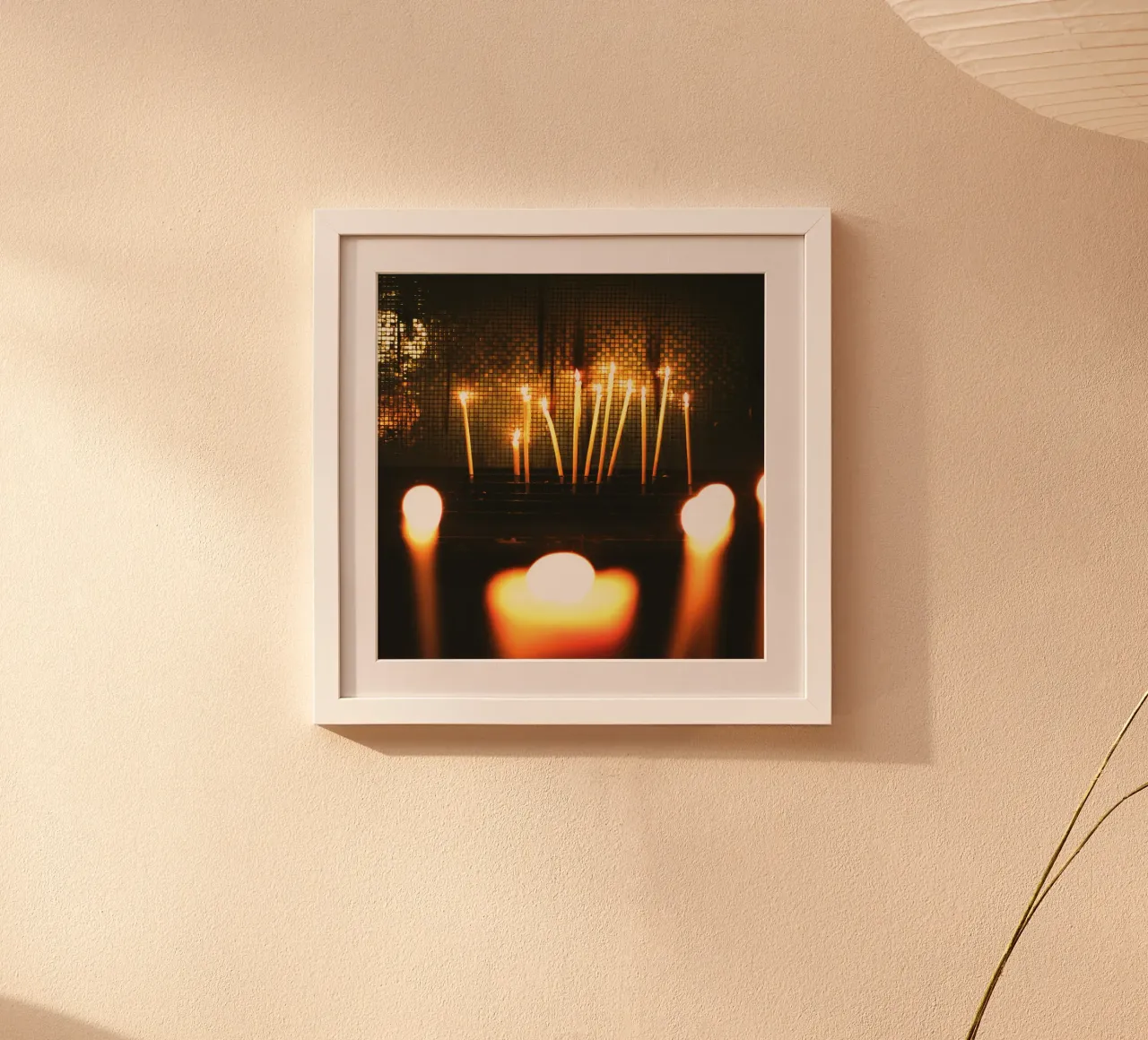 The flickering candles poster con telaio in alluminio da mip of map