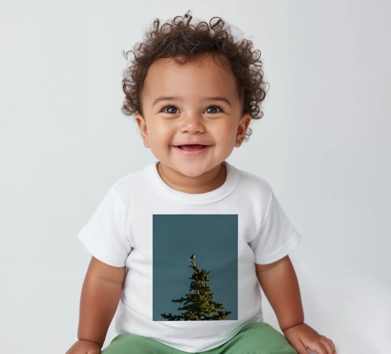Little bird perched on the pine tree maglietta neonato da mip of map