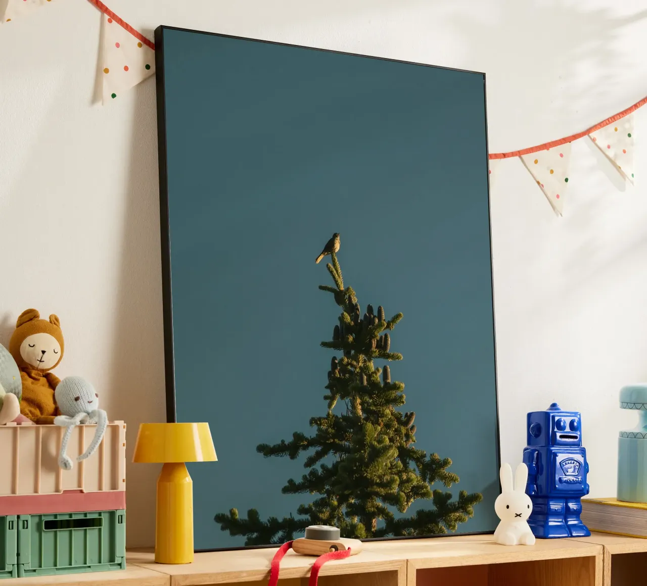 Little bird perched on the pine tree alluminio dibond da mip of map