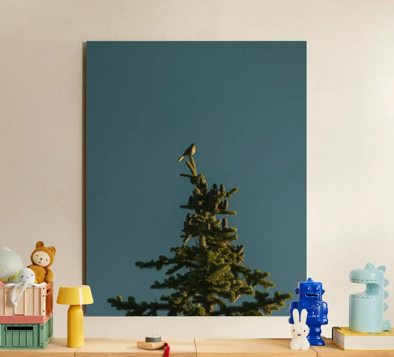 Little bird perched on the pine tree alluminio dibond da mip of map