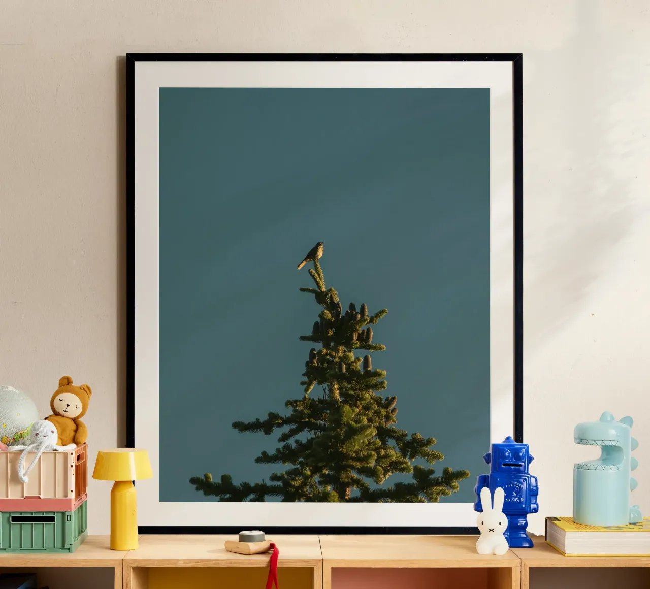 Little bird perched on the pine tree poster de mip of map