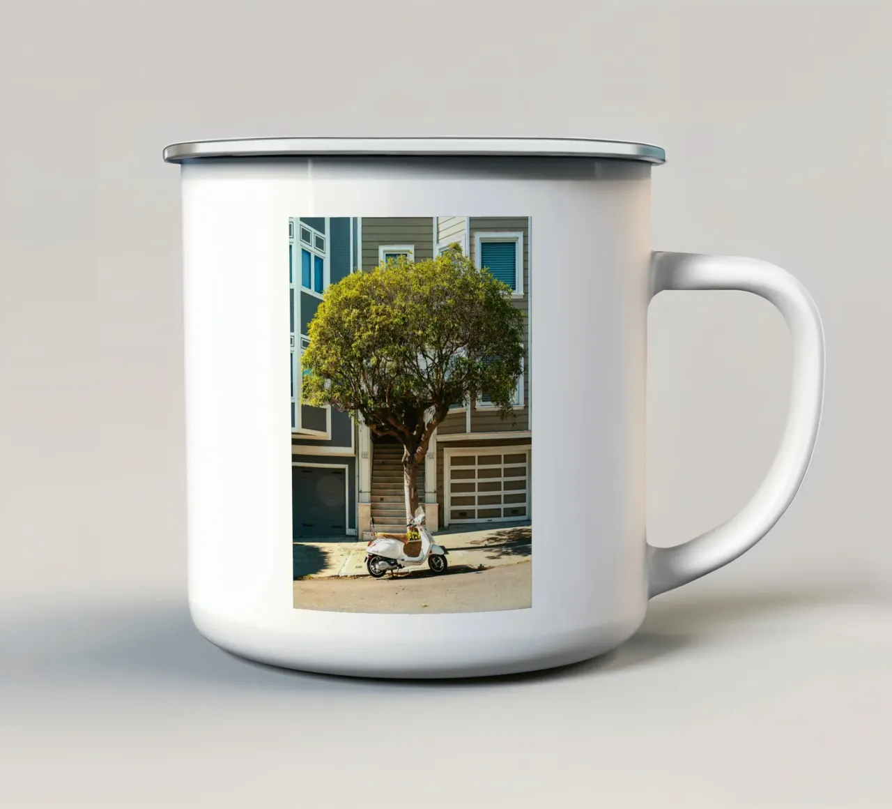 White motorbike under the tree tazza in smalto da mip of map