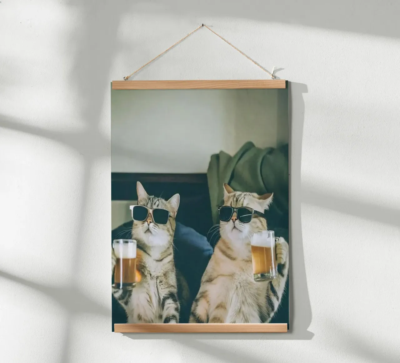 cats cheer beer poster con telaio in plastica da vicgaler