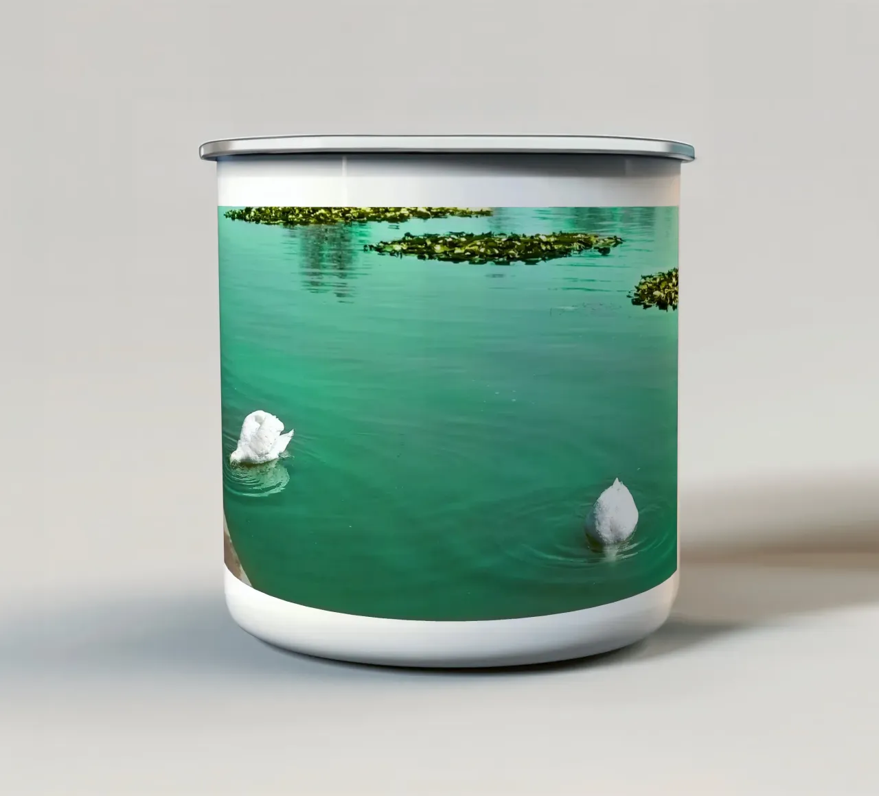 Witte zwanen op een rustig meer - Natuurprint emaille mok van jay