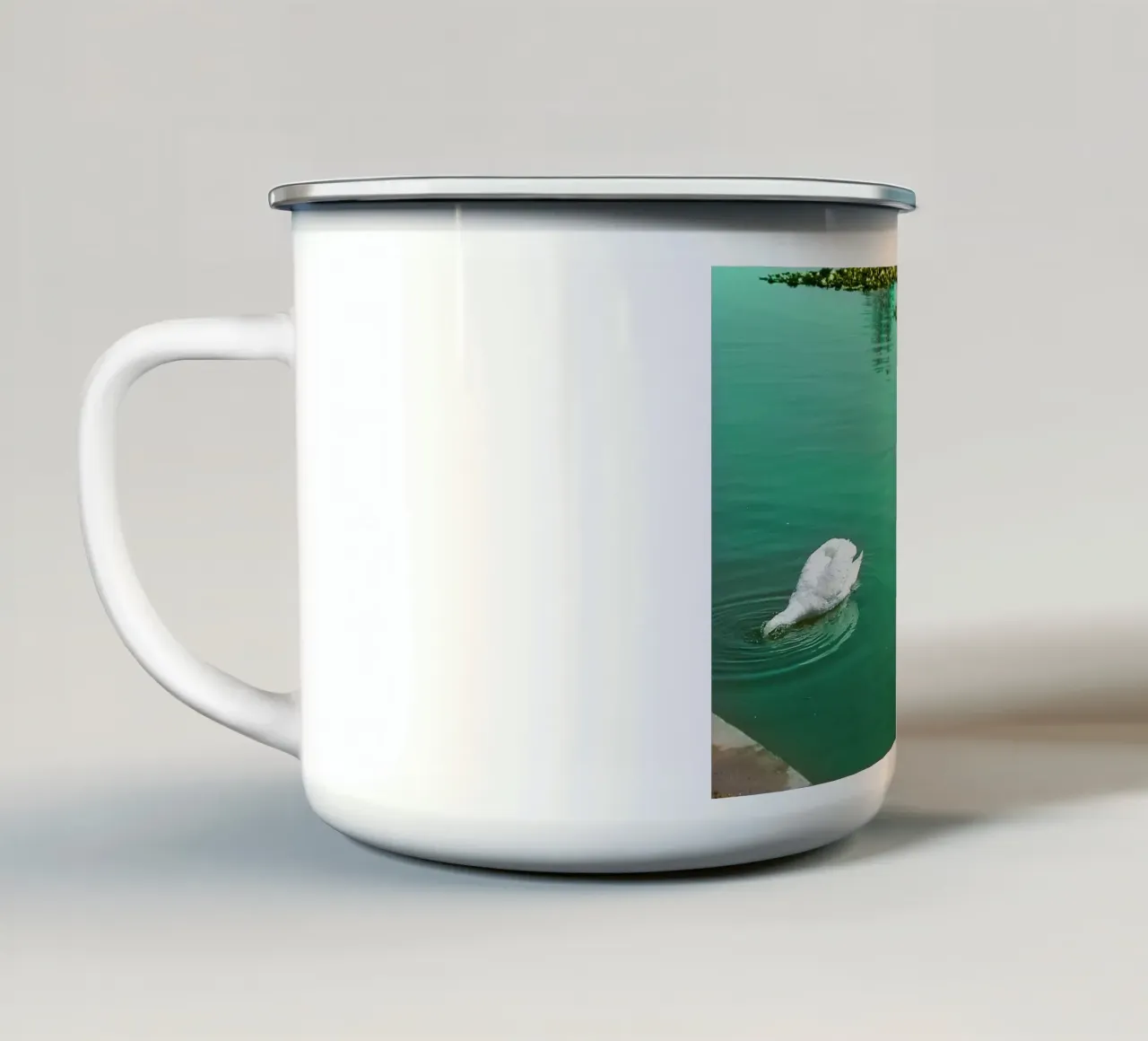 Witte zwanen op een rustig meer - Natuurprint emaille mok van jay