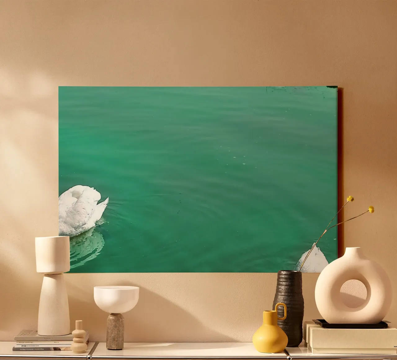 Witte zwanen op een rustig meer - Natuurprint canvas met Baklijst van jay