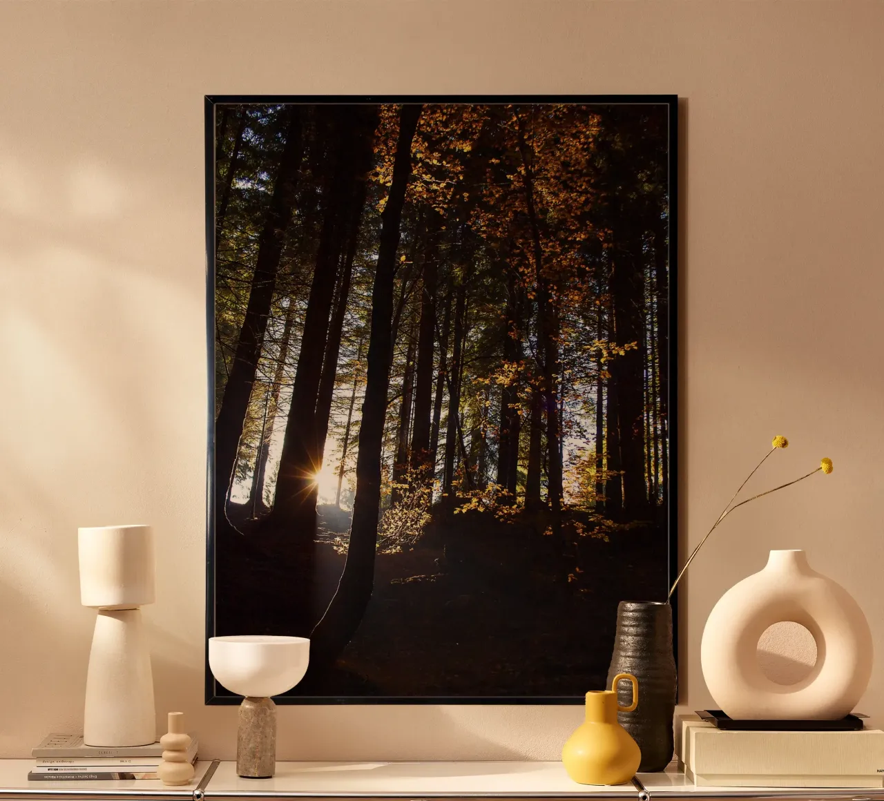 Le soleil transperce une forêt d'automne - Nature Photo Print poster avec cadre en plastique de jay