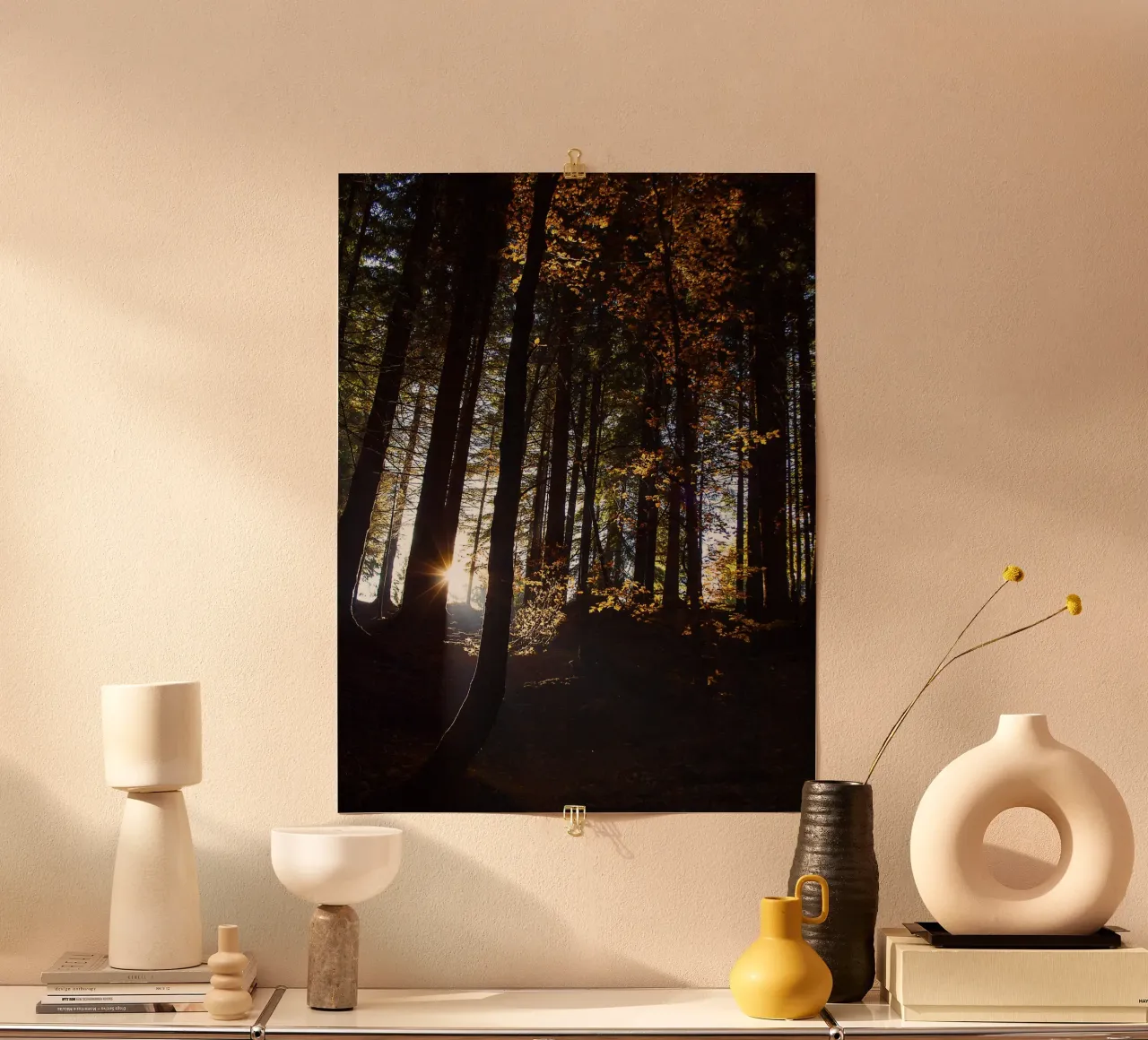Le soleil transperce une forêt d'automne - Nature Photo Print poster avec cadre en plastique de jay