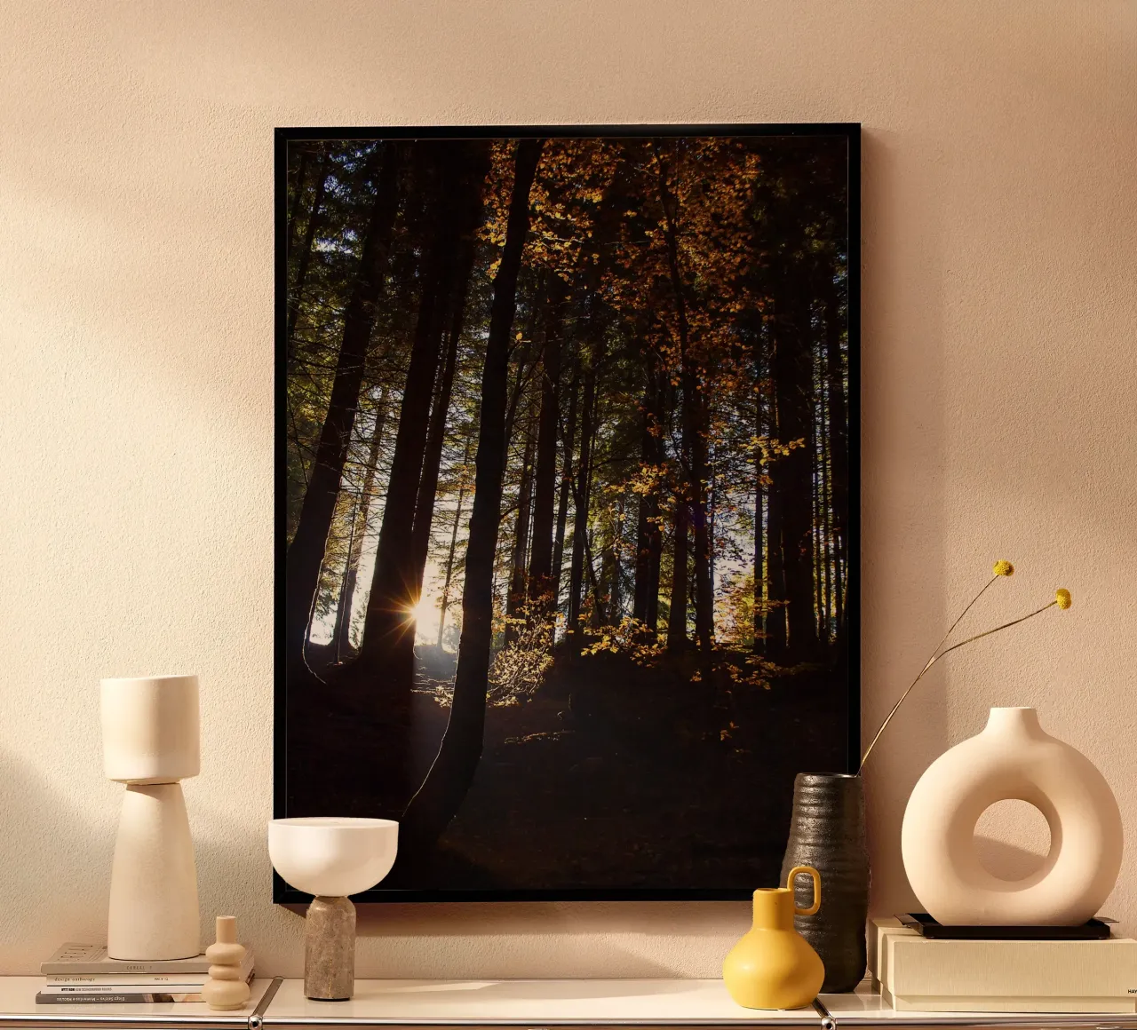 Le soleil transperce une forêt d'automne - Nature Photo Print poster avec cadre en plastique de jay