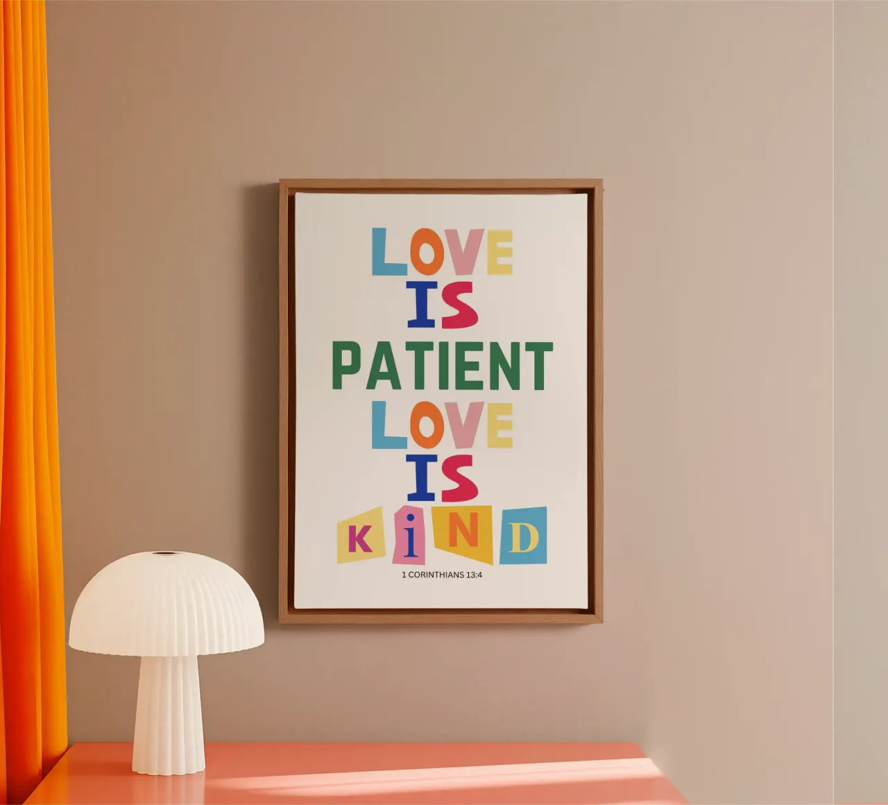 Liefde is geduldig en vriendelijk - kleurrijke bijbelvers Poster canvas met Baklijst van vintagepod