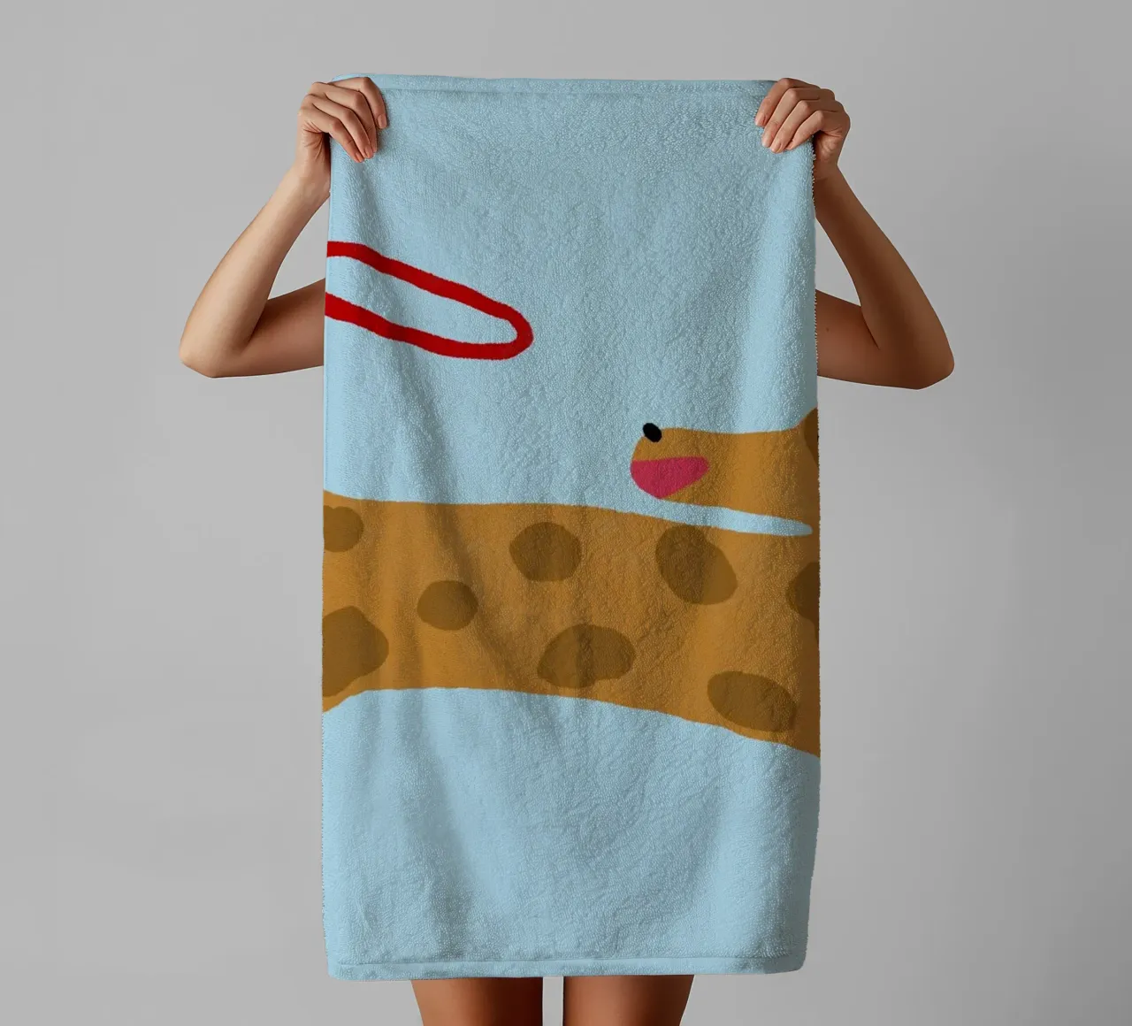 Chien mignon attrapant un frisbee Art minimaliste serviette de bain de vintagepod
