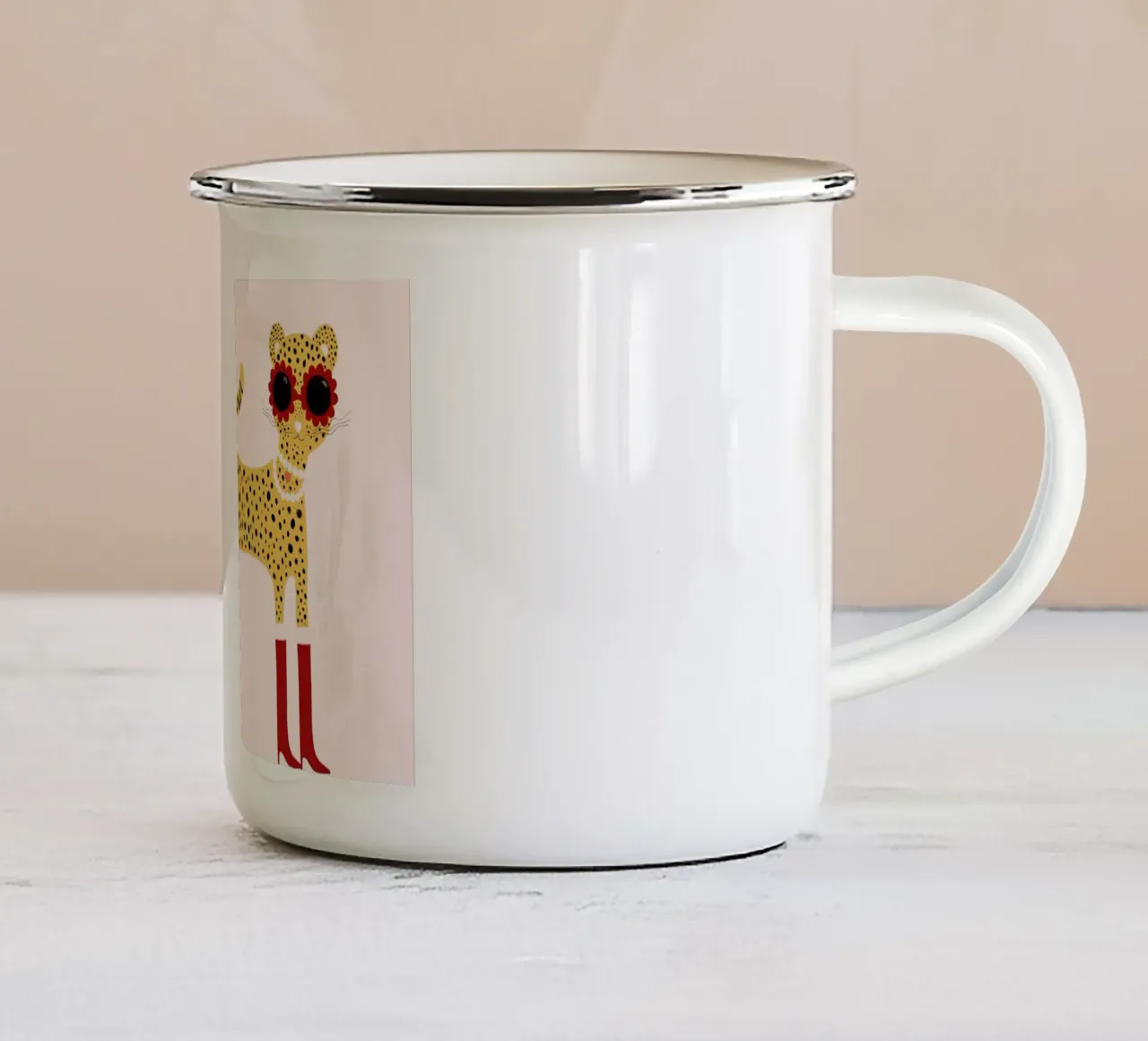 Moda Leopardo con stivali rossi e perle tazza in smalto da vintagepod