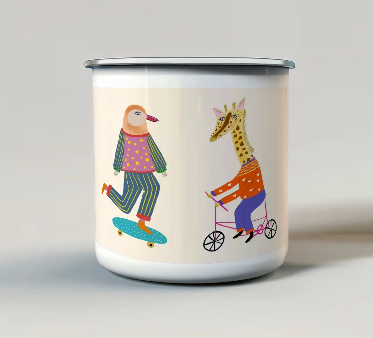 Pinguino e giraffa in bici sullo skateboard tazza in smalto da vintagepod