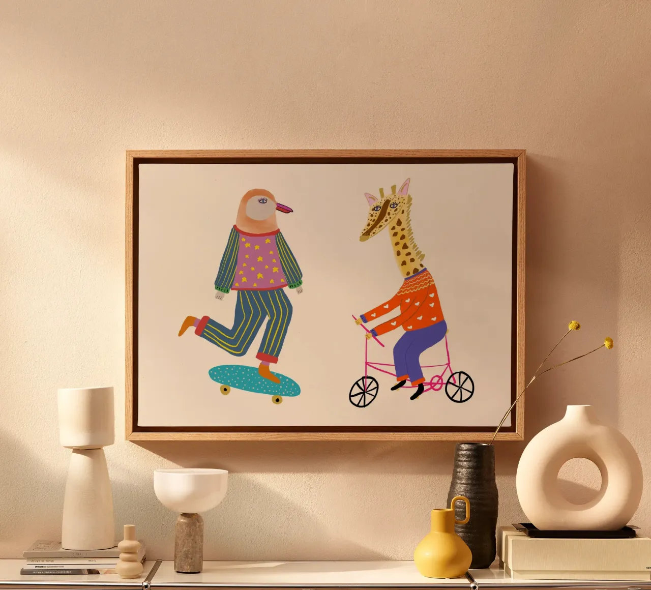 Pinguino e giraffa in bici sullo skateboard tela con Cornice a cassetta da vintagepod