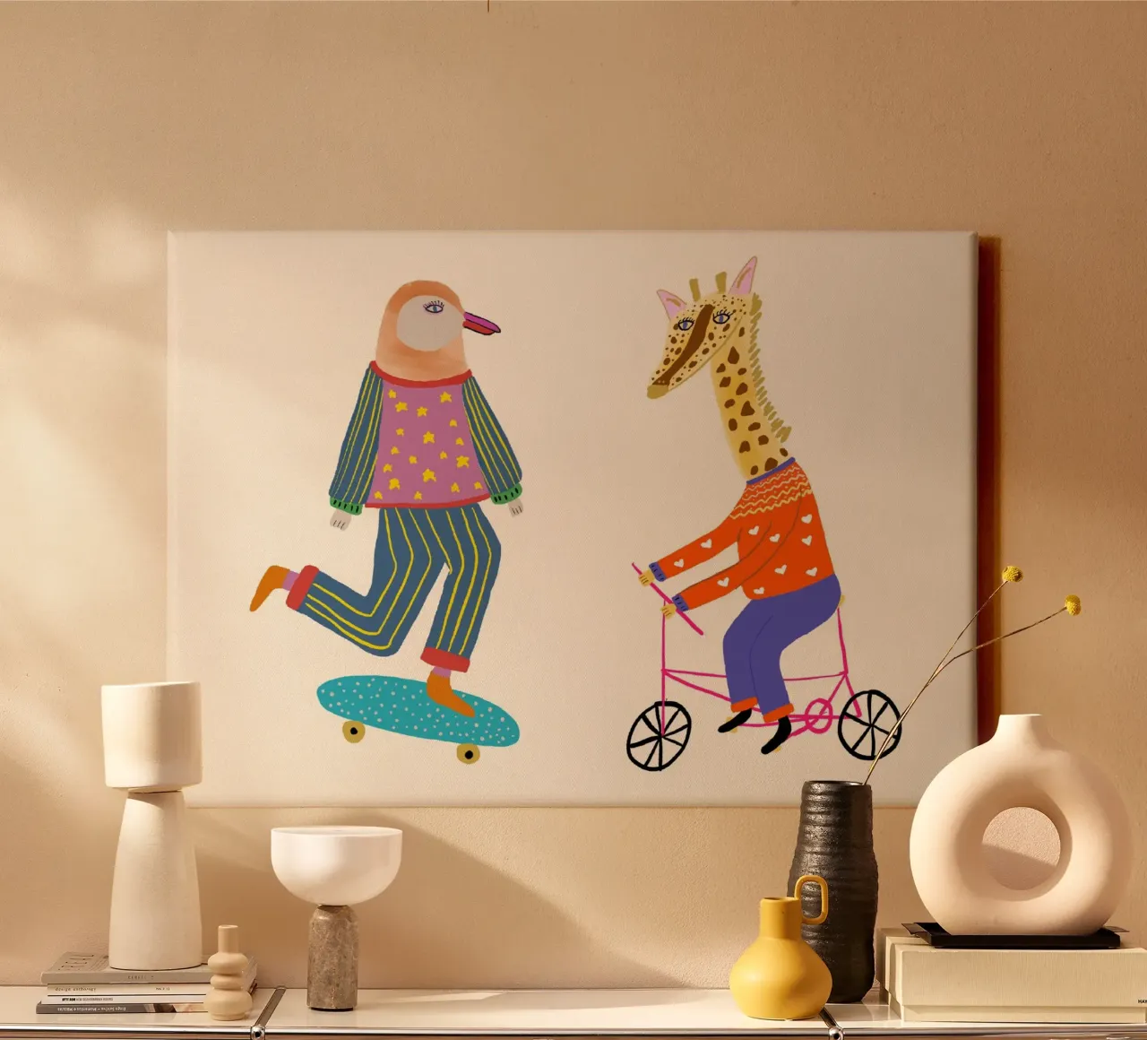 Pinguino e giraffa in bici sullo skateboard tela con Cornice a cassetta da vintagepod