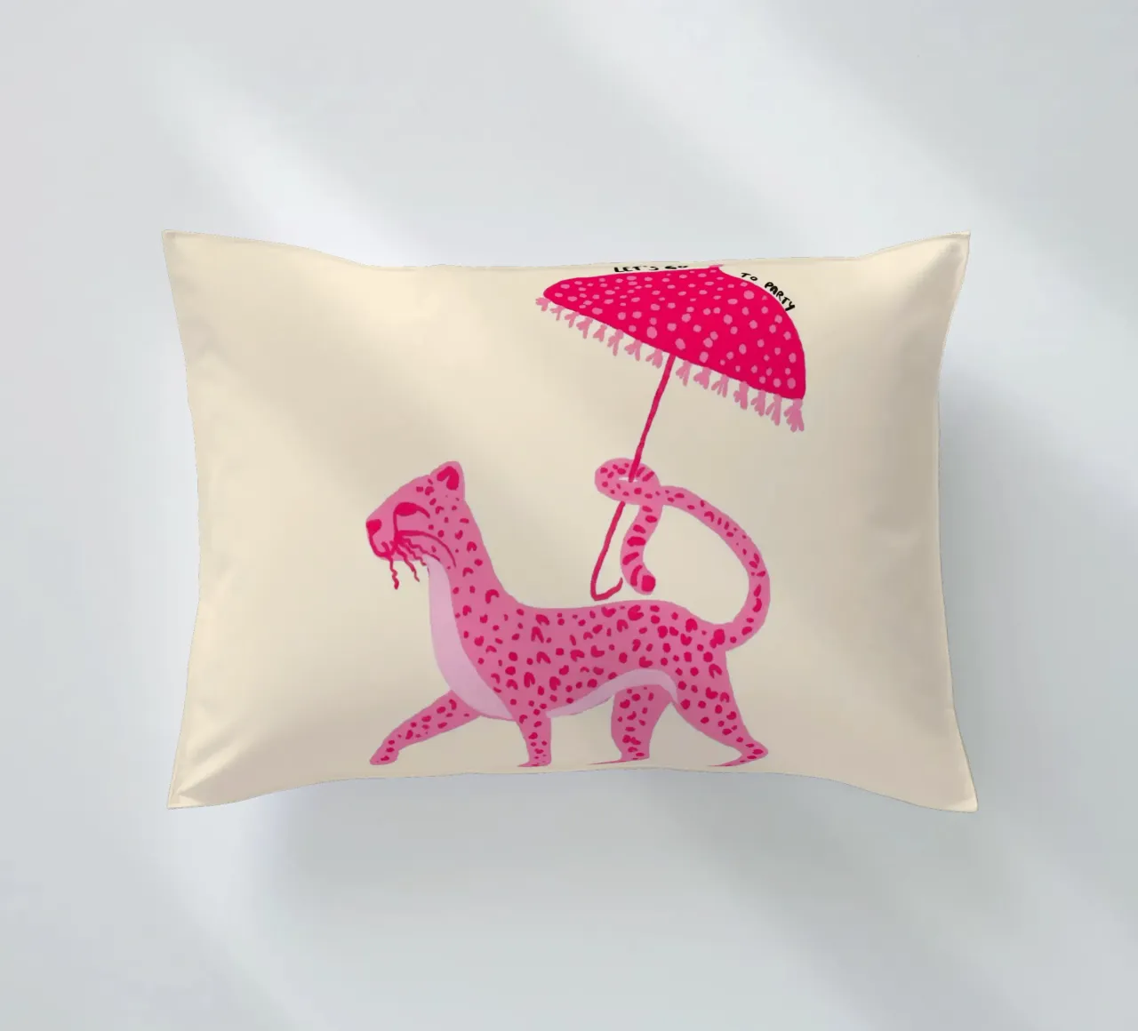 Leopardo rosa con ombrello 'Let's Go Party' Art cuscino da vintagepod