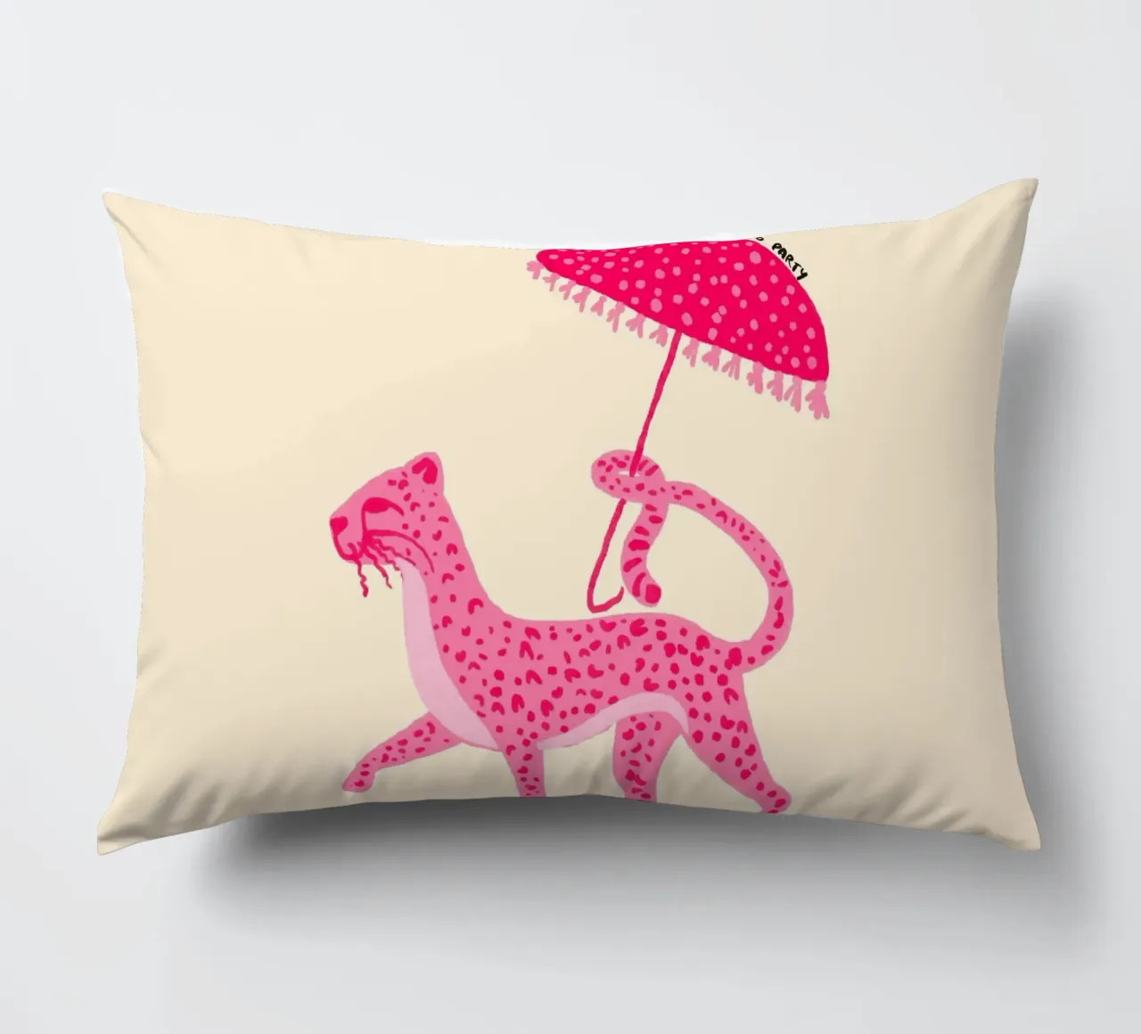 Leopardo rosa con ombrello 'Let's Go Party' Art cuscino da vintagepod