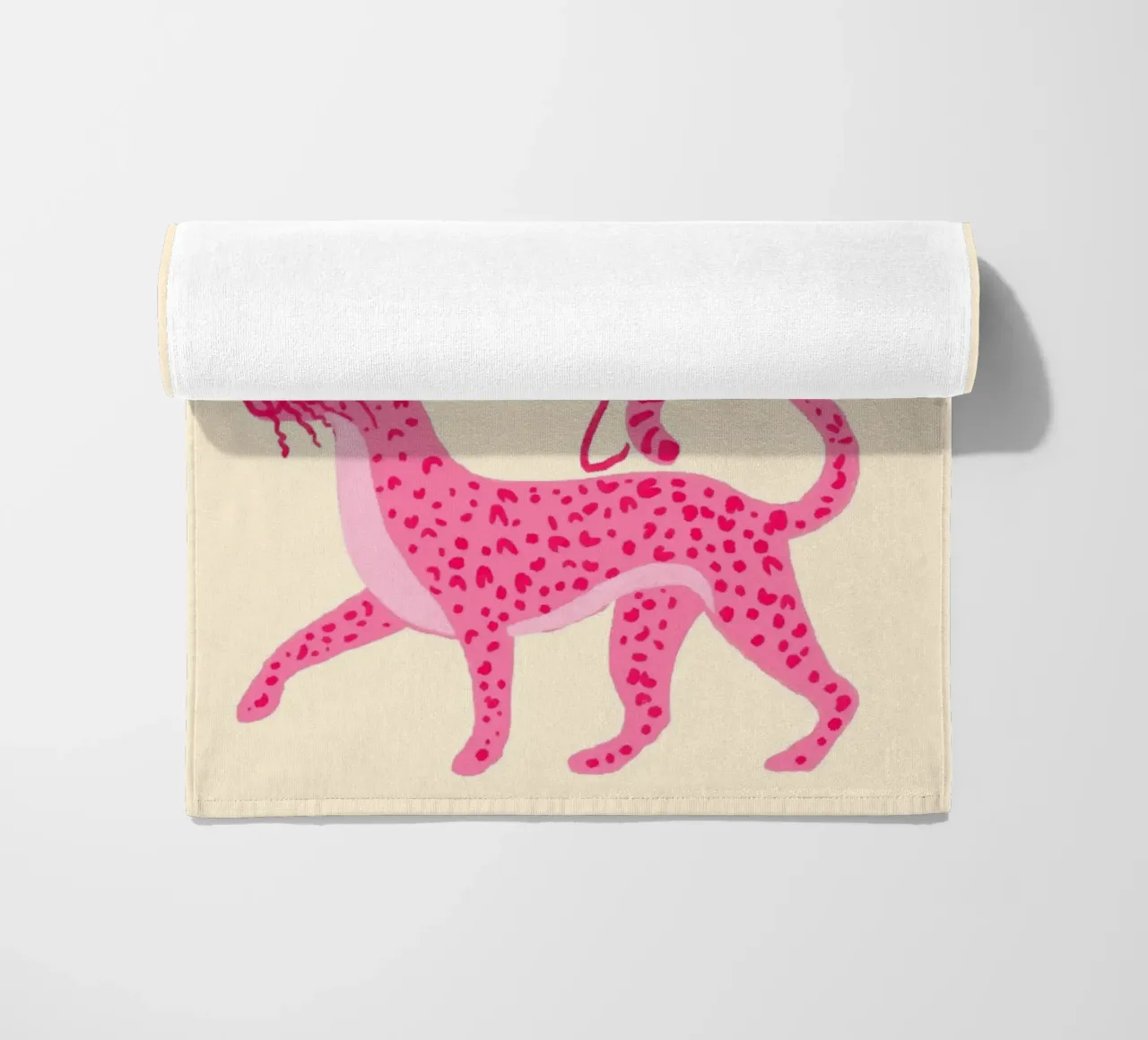 Leopardo rosa con ombrello 'Let's Go Party' Art telo mare da vintagepod