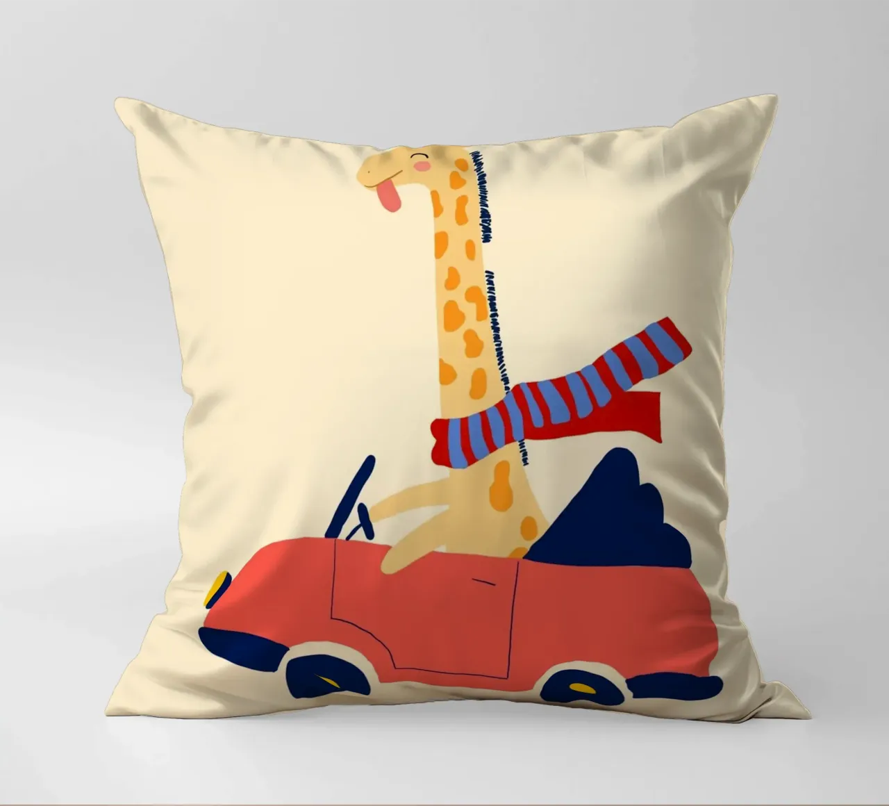 Simpatica giraffa in auto con sciarpa cuscino da vintagepod