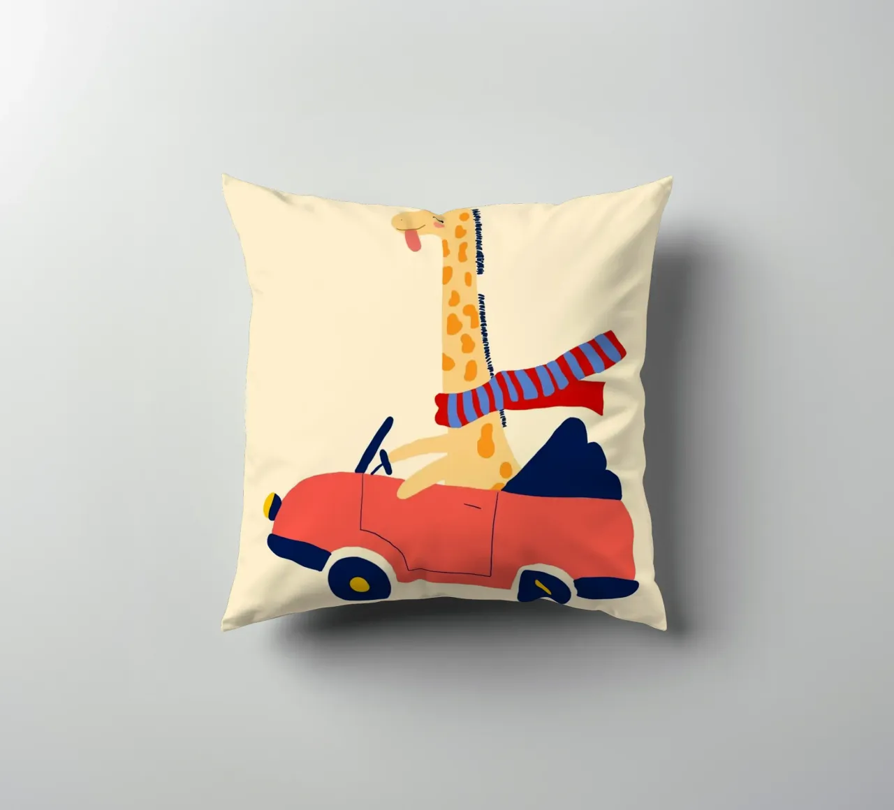 Simpatica giraffa in auto con sciarpa cuscino da vintagepod