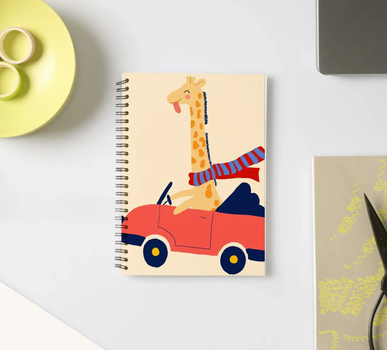 Simpatica giraffa in auto con sciarpa diario ad anelli da vintagepod