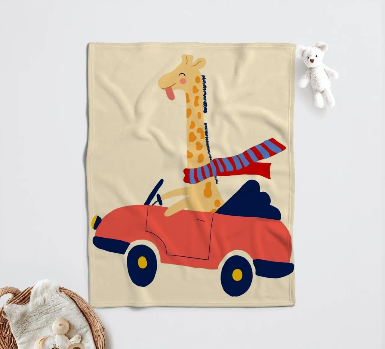 Simpatica giraffa in auto con sciarpa coperta in pile da vintagepod