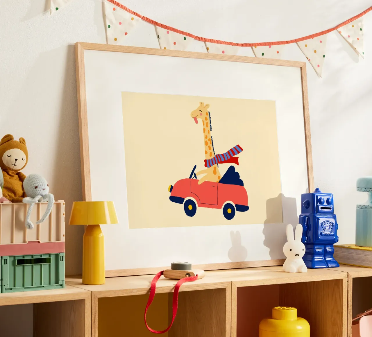 Girafe mignonne dans une voiture avec écharpe poster de vintagepod