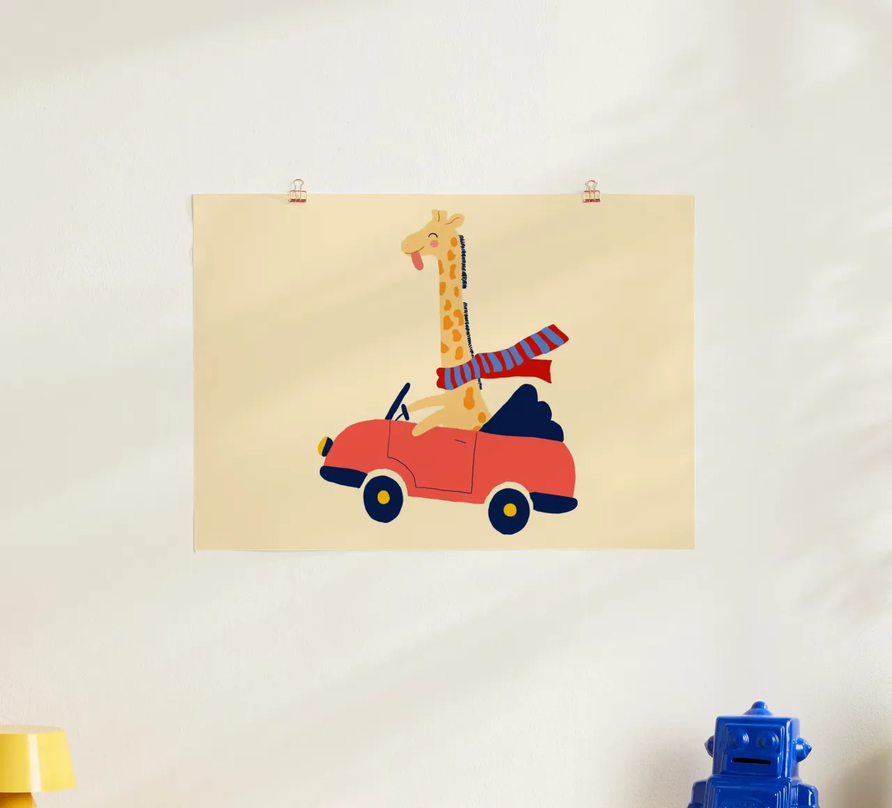 Girafe mignonne dans une voiture avec écharpe poster de vintagepod