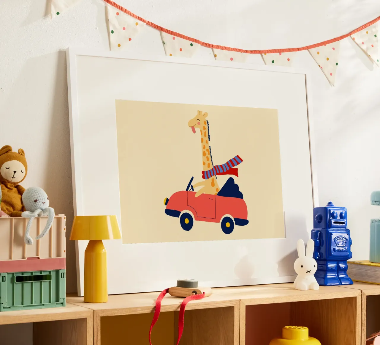 Girafe mignonne dans une voiture avec écharpe poster de vintagepod