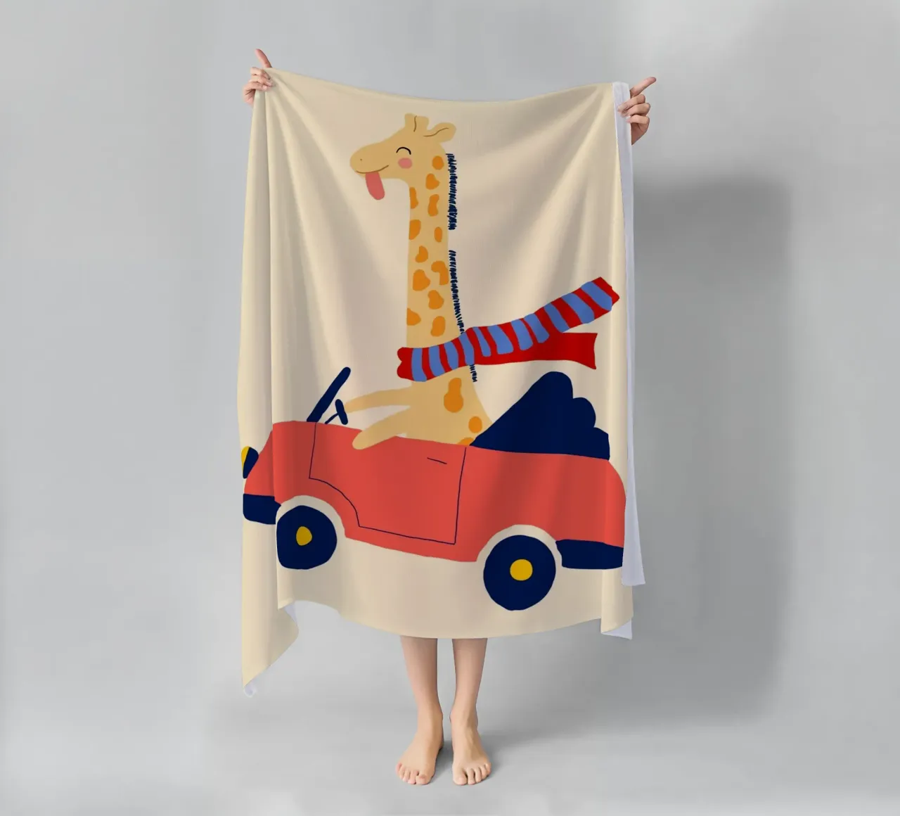 Simpatica giraffa in auto con sciarpa telo mare da vintagepod