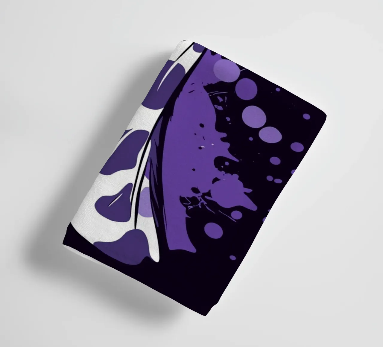 Giraffa viola in stile pop art splatter asciugamano da bagno da pixelbull - medieval art and more
