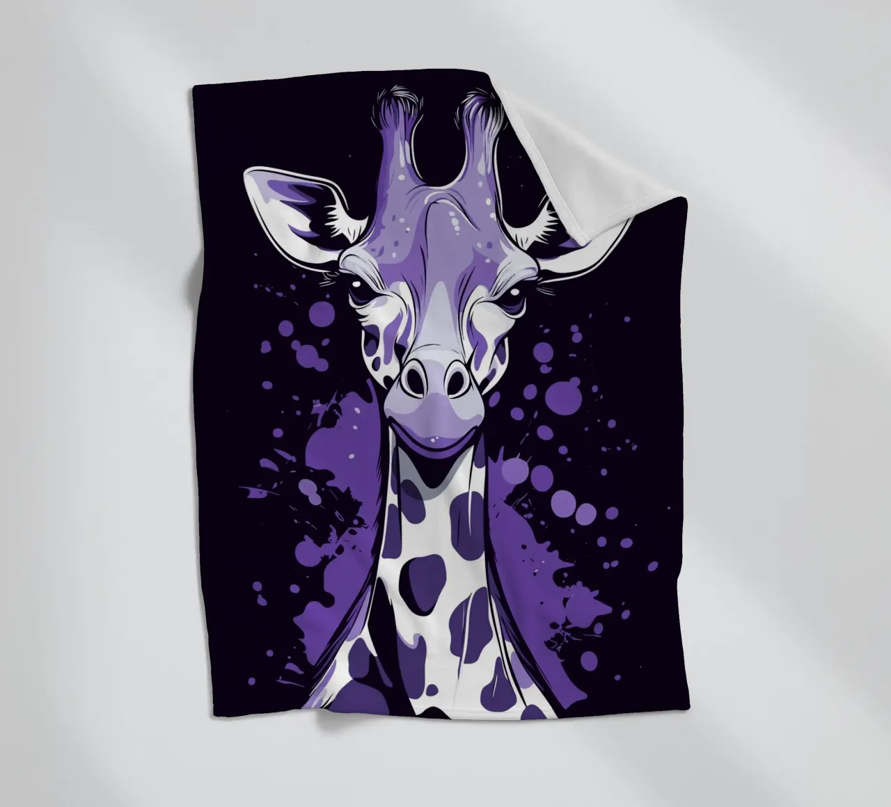 Giraffa viola in stile pop art splatter coperta in pile da pixelbull - medieval art and more