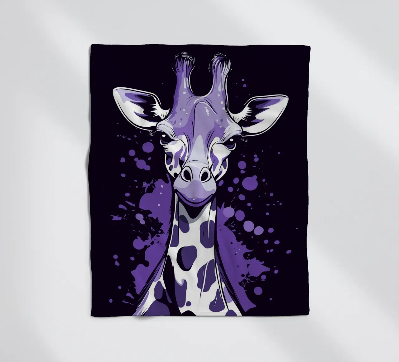 Giraffa viola in stile pop art splatter coperta in pile da pixelbull - medieval art and more