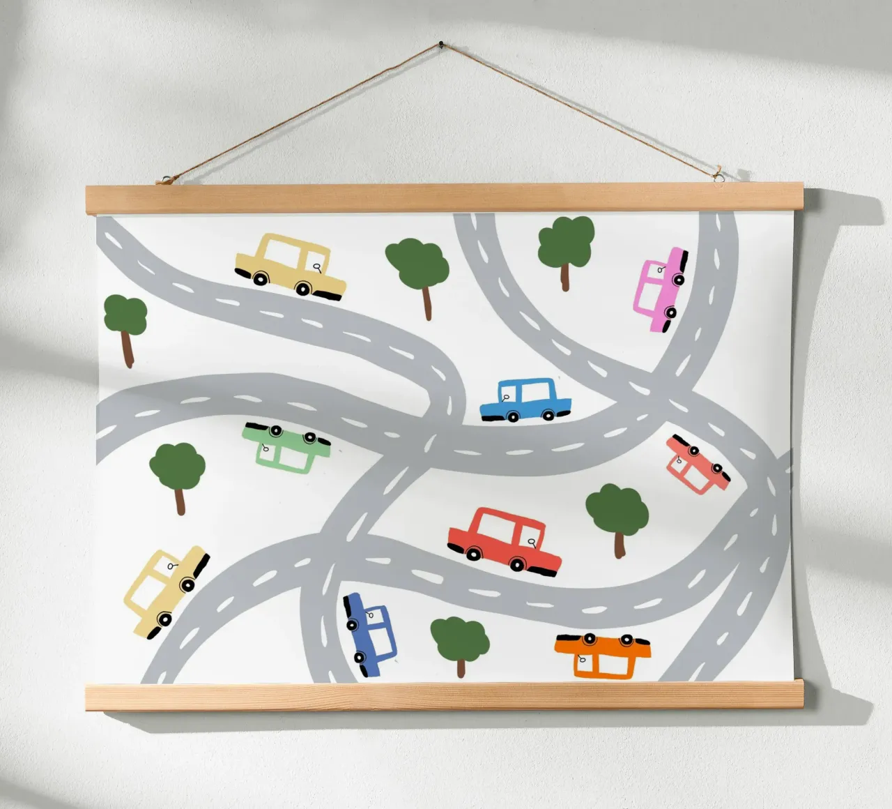 Auto carine su una mappa stradale Arte per bambini poster con telaio in plastica da vintagepod