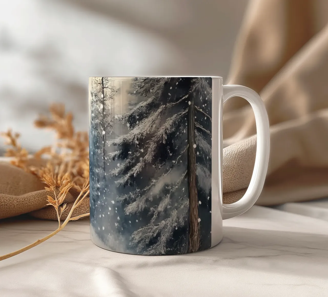 Rifugio invernale nella foresta innevata tazza in ceramica da Studio Vibe