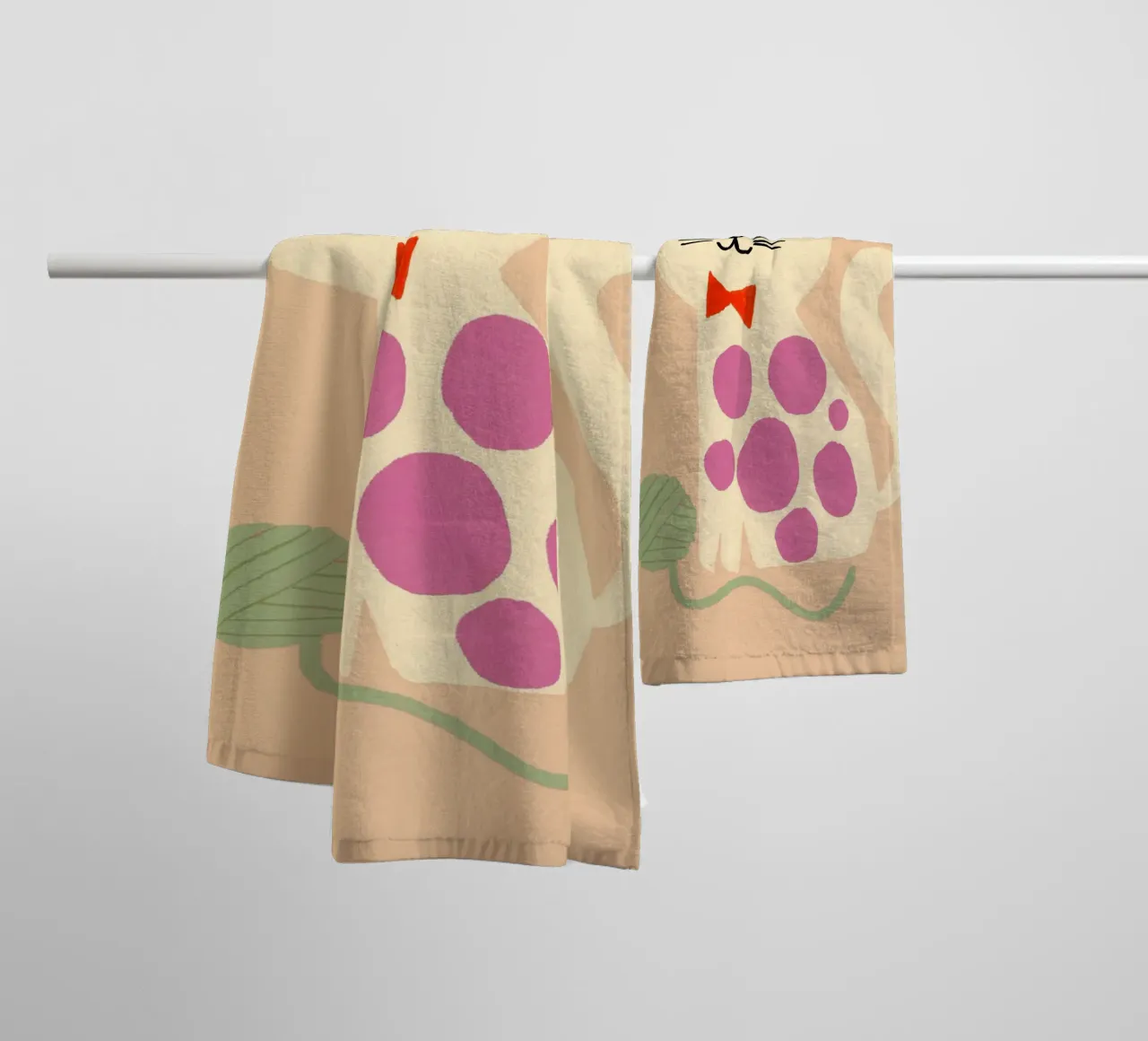 Simpatico gatto francese con berretto e papillon asciugamano da bagno da vintagepod